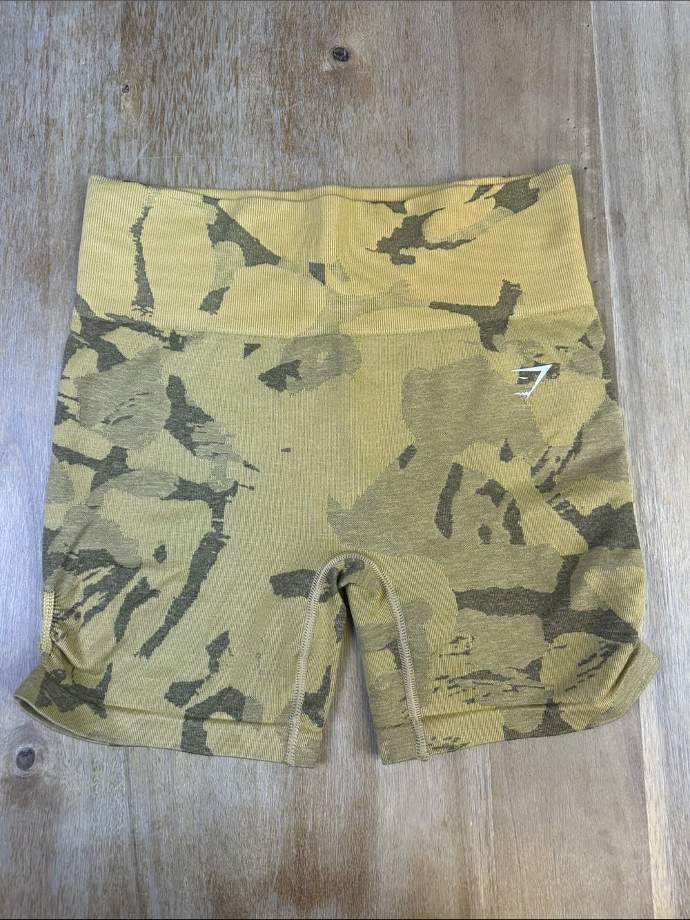 Gymshark ADAPT CAMO SEAMLESS SHORTS in Savana Yellow